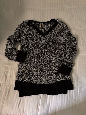 Black & White Marled V-Neck Sweater